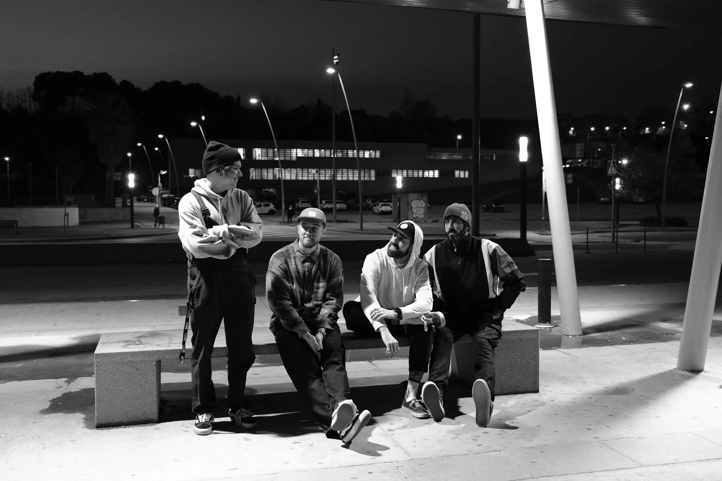 Retrato de grupo de noche, en blanco y negro
