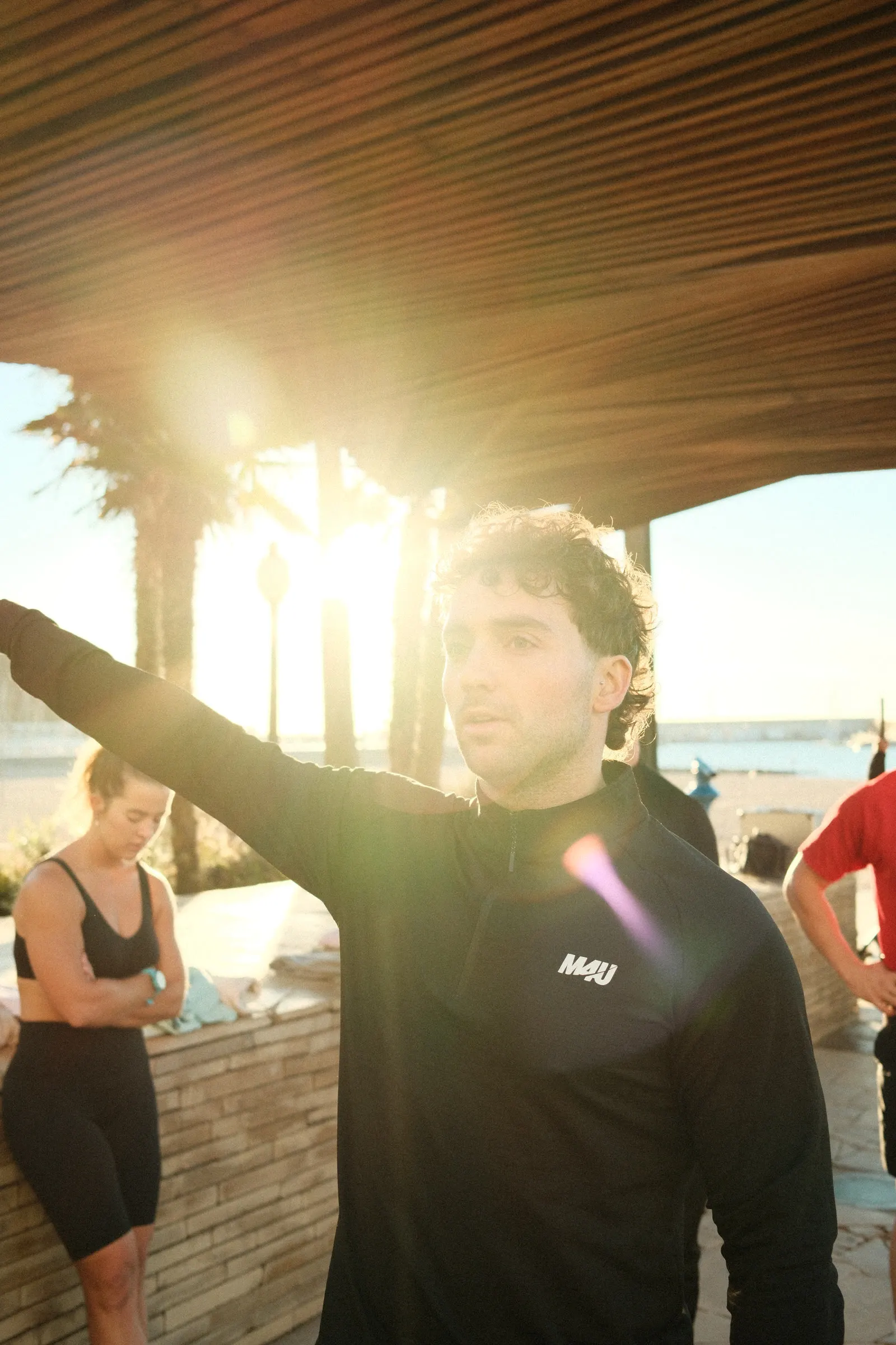 Estiramientos al amanecer junto al mar