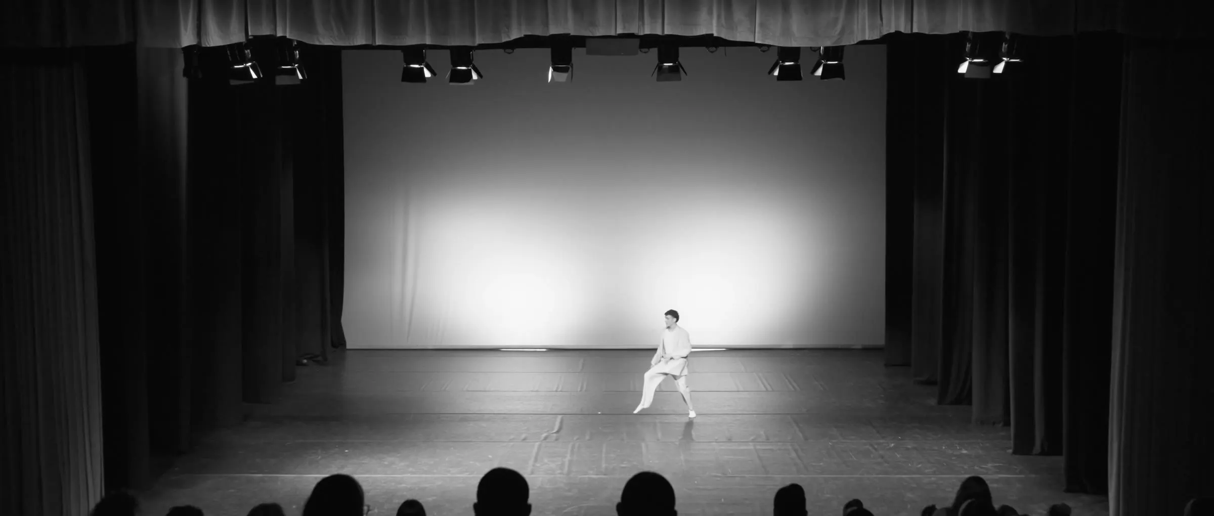 Entre bambalinas, fotogramas 1